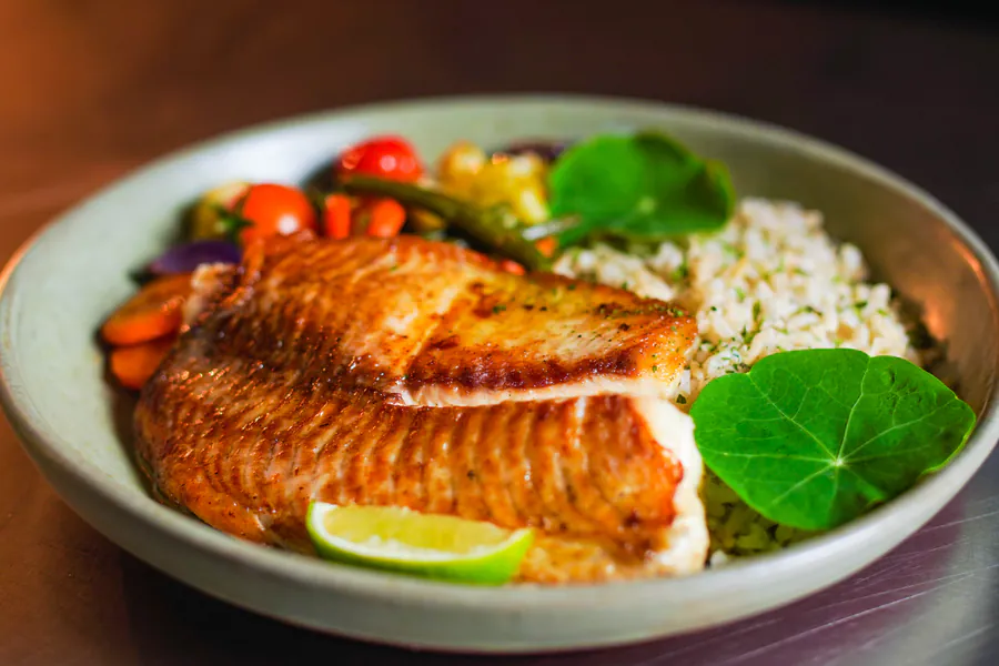 Peixe grelhado com arroz, legumes e limão