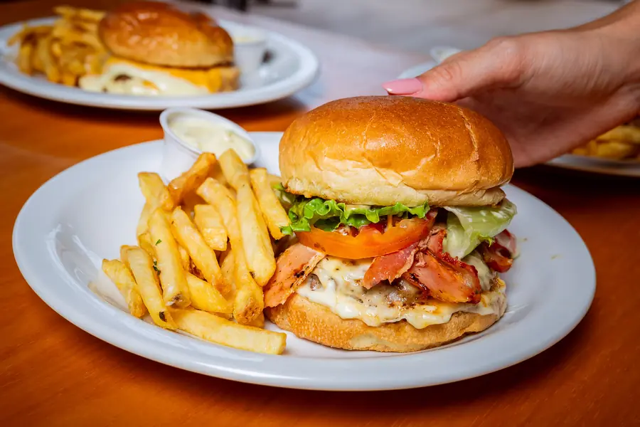 Hambúrguer com batatas fritas servido na mesa