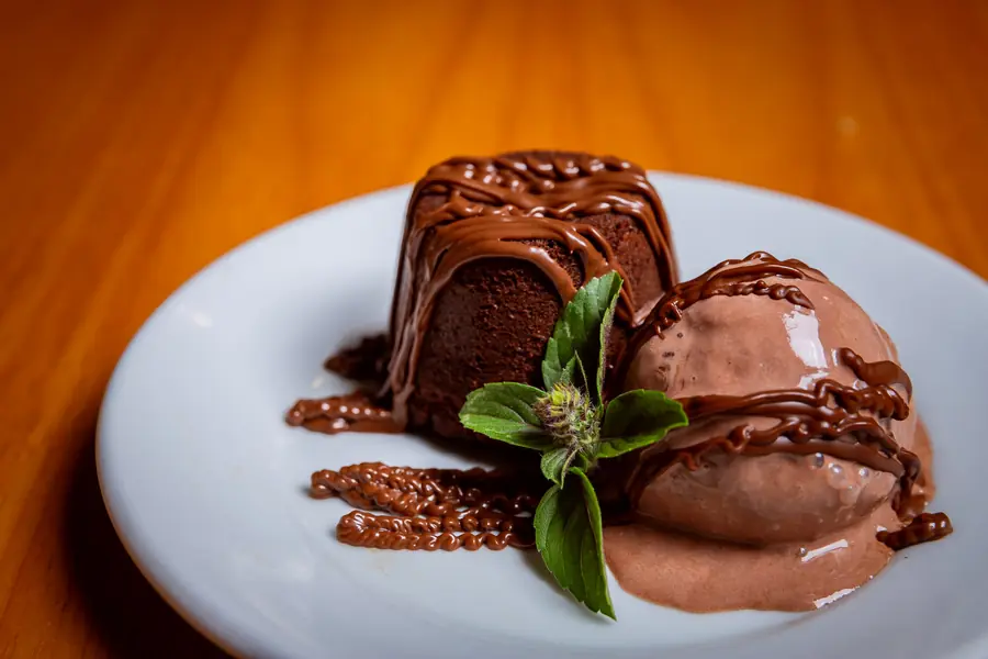Petit gâteau com sorvete