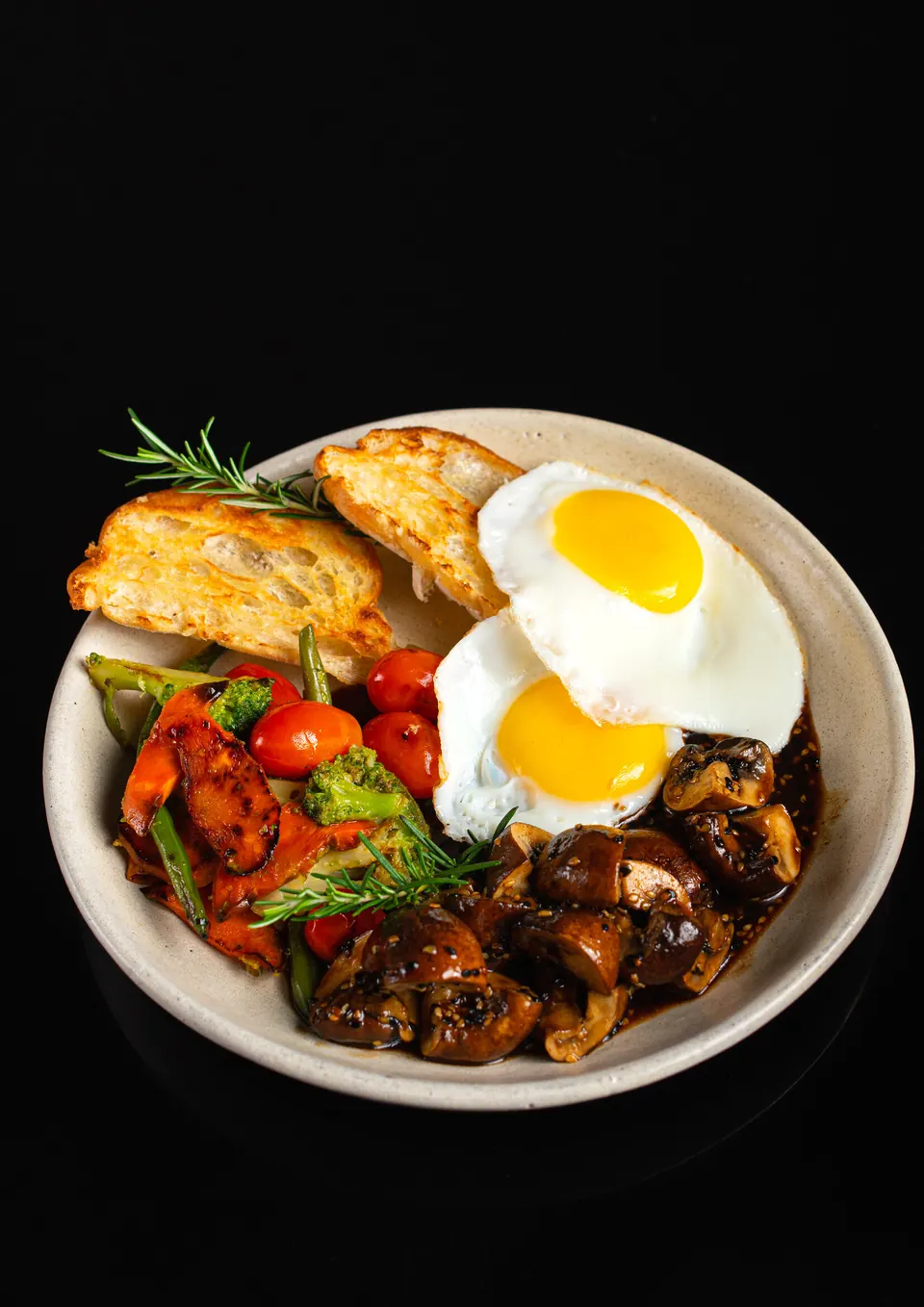 Cogumelos porto belo caramelizados no shoyu, legumes da estação assados e ovos de gema mole
